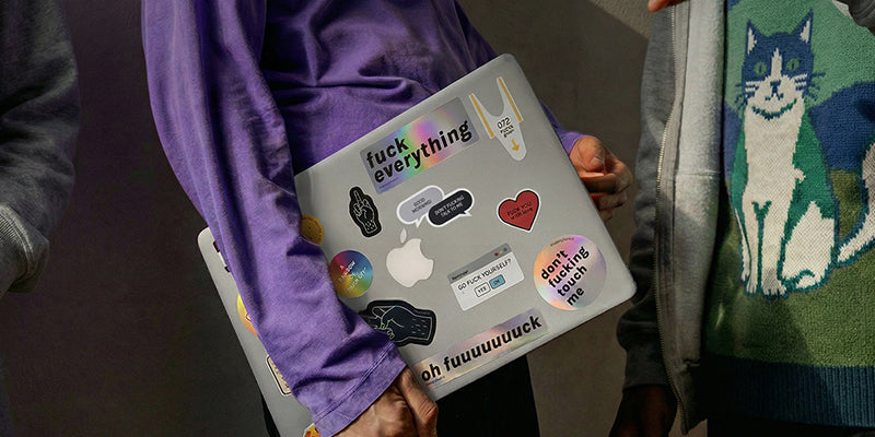10 frasi da non dire mai in ufficio (e lo sticker giusto per rispondere)