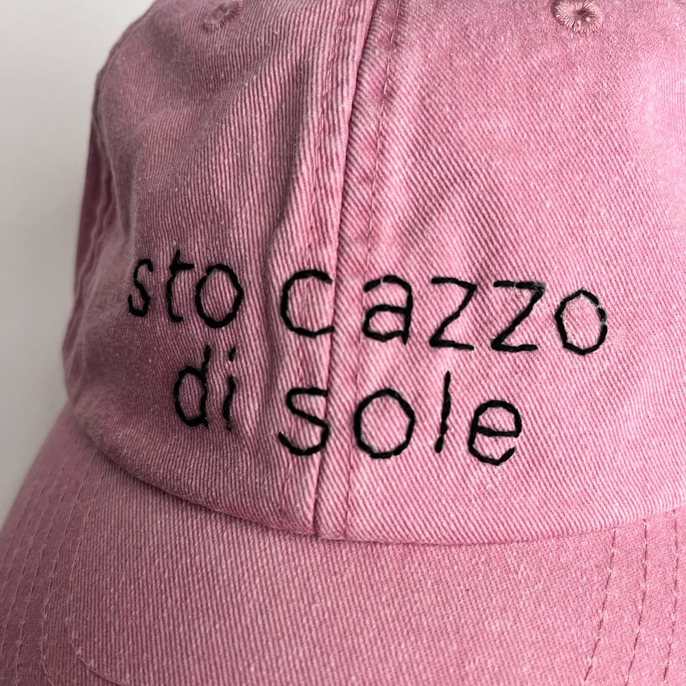 cappellino-ricamato-rosa-dettaglio