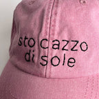 cappellino-ricamato-rosa-dettaglio