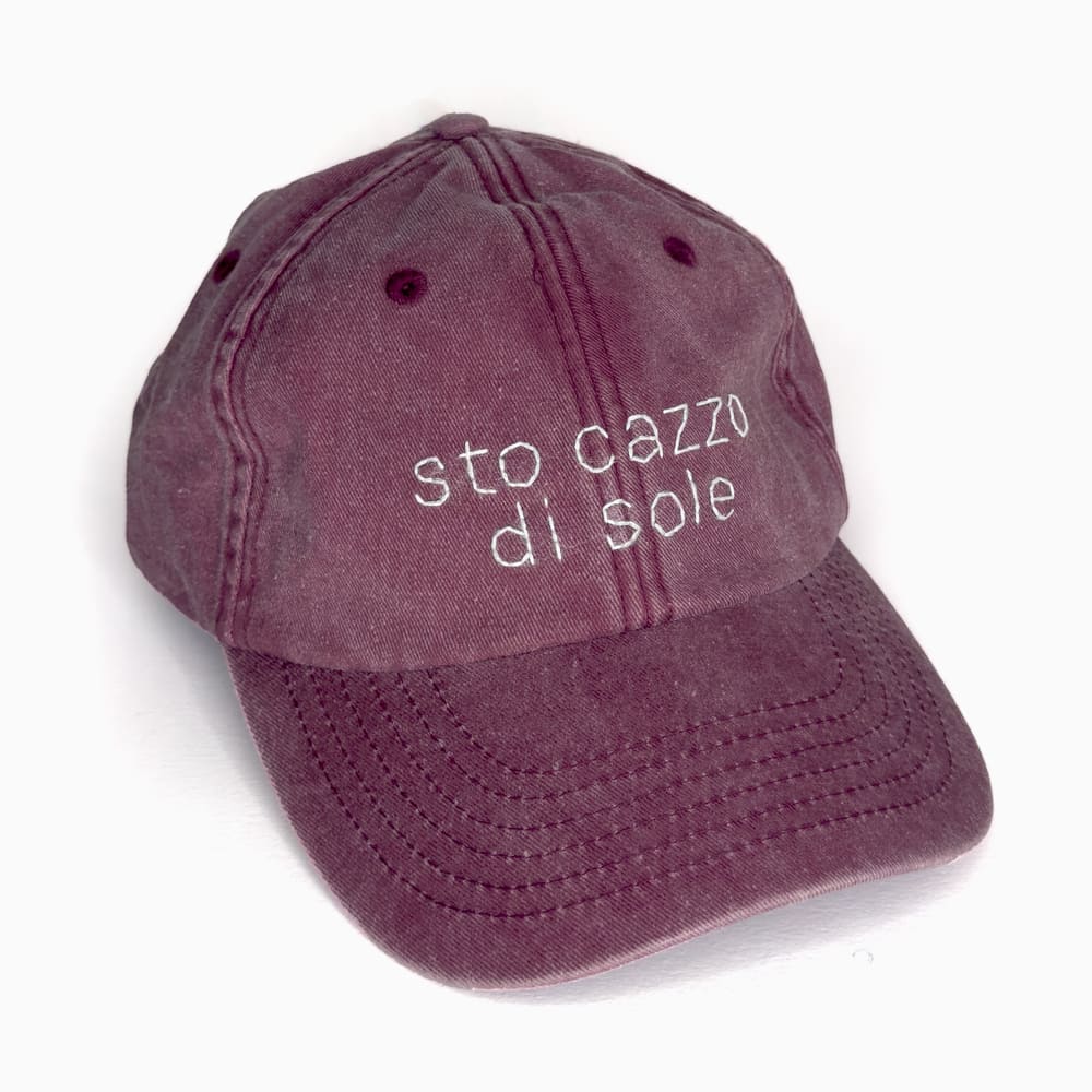 cappellino-ricamato-rosso