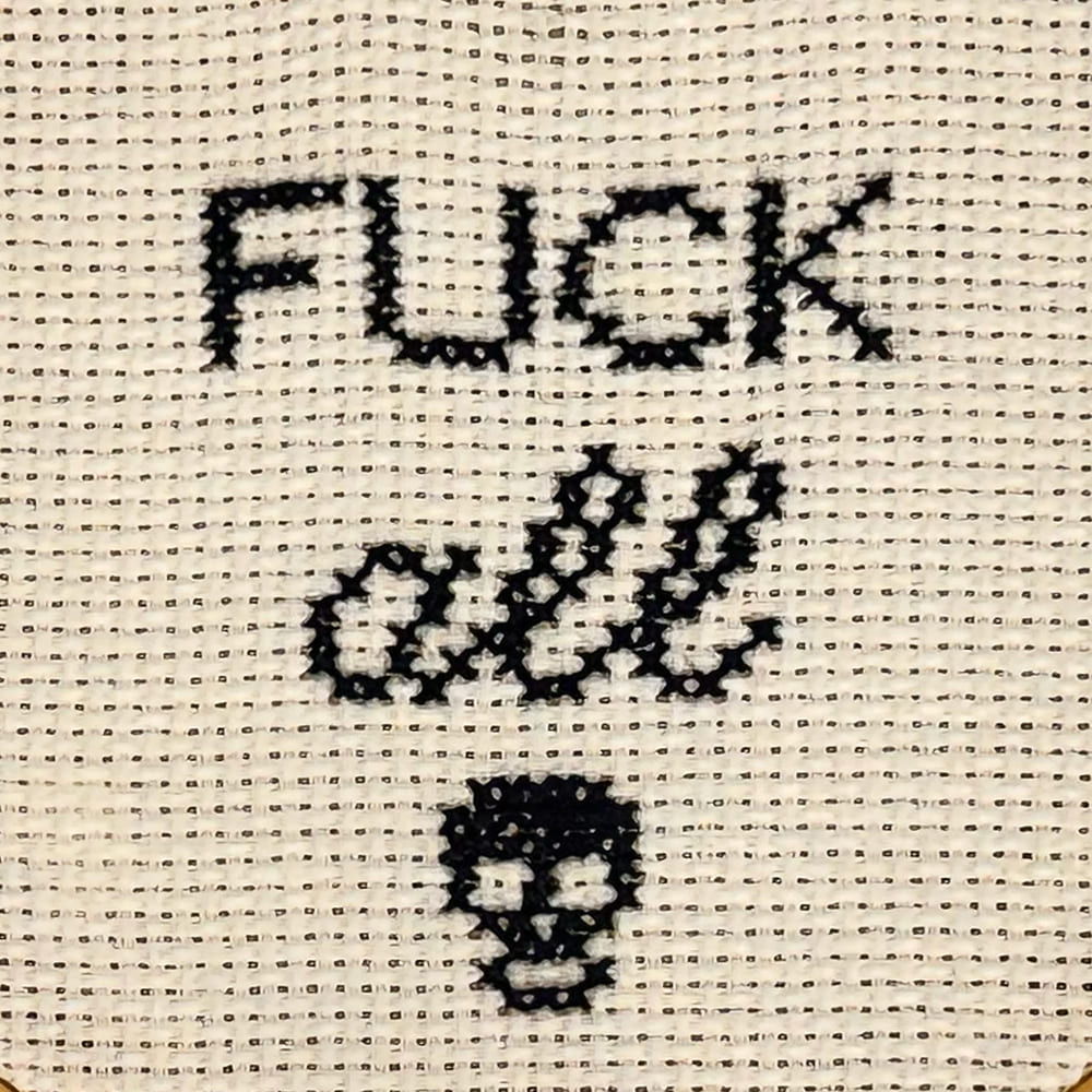 mini-ricamo-FUCK-all-bianco-nero-dettaglio