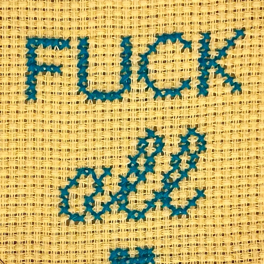 mini-ricamo-FUCK-all-giallo-ciano-dettaglio