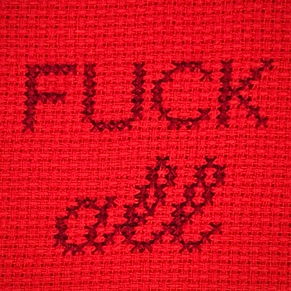 mini-ricamo-FUCK-all-rosso-bordeaux-dettaglio