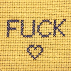 mini-ricamo-FUCK-giallo-lilla-dettaglio