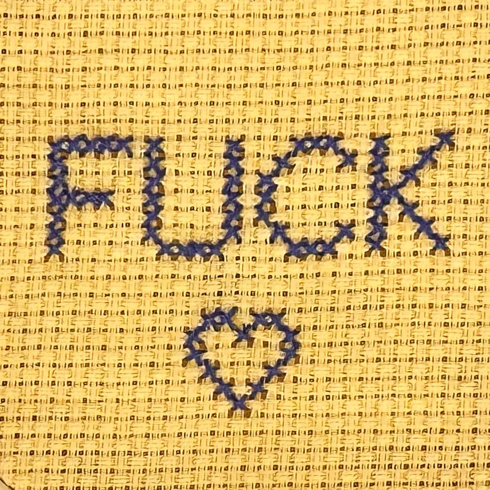 mini-ricamo-FUCK-giallo-lilla-dettaglio