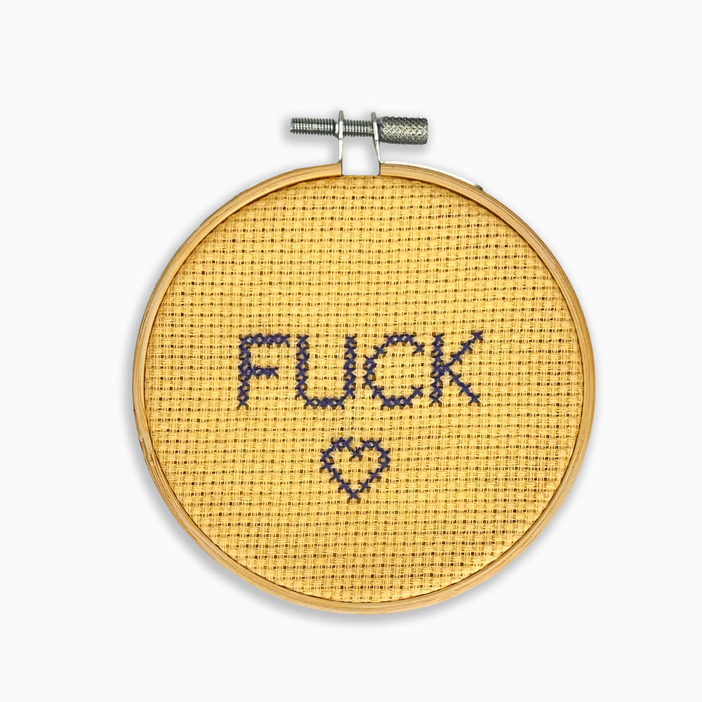 mini-ricamo-FUCK-giallo-lilla