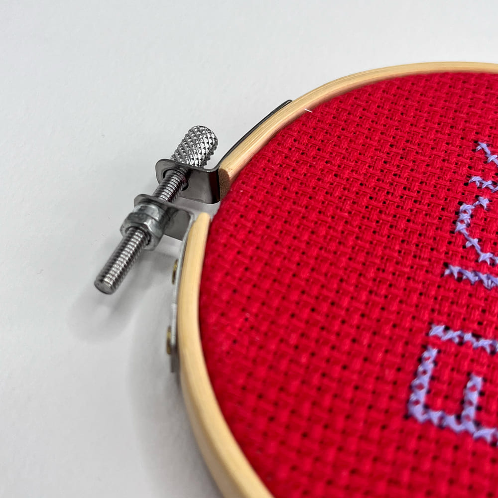 mini-ricamo-dettaglio-appendino