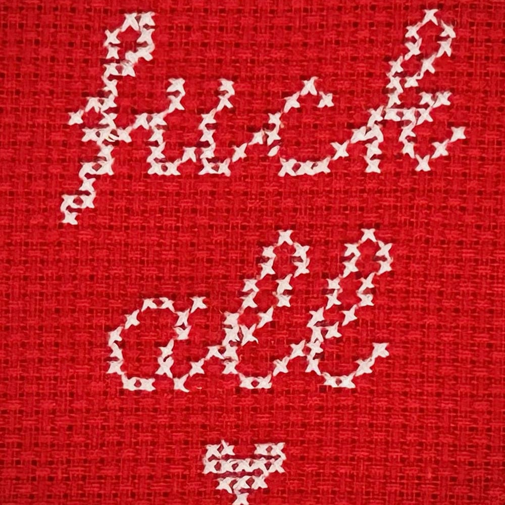 mini-ricamo-fuck-all-rosso-bianco-dettaglio