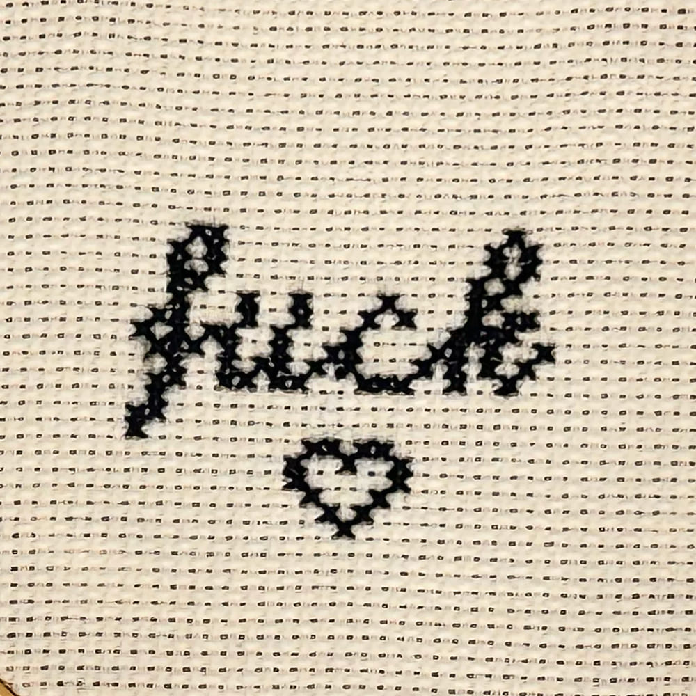 mini-ricamo-fuck-bianco-nero-dettaglio