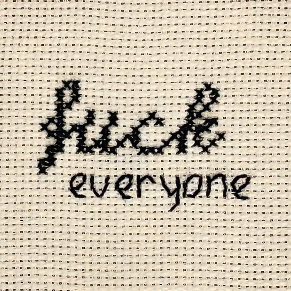 mini-ricamo-fuck-everyone-bianco-nero-dettaglio