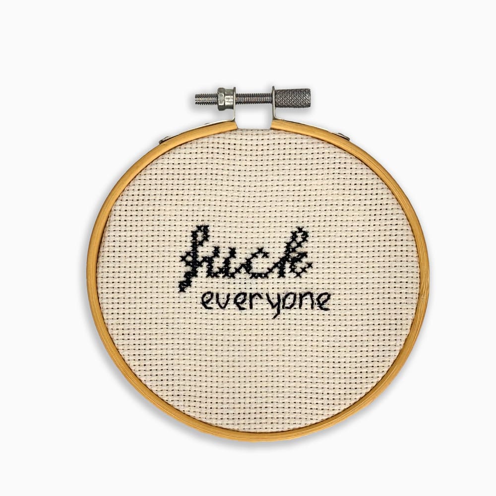 mini-ricamo-fuck-everyone-bianco-nero