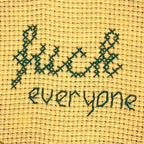 mini-ricamo-fuck-everyone-giallo-verde-dettaglio