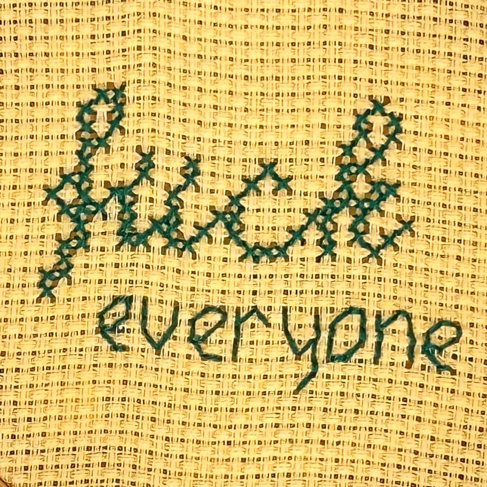 mini-ricamo-fuck-everyone-giallo-verde-dettaglio