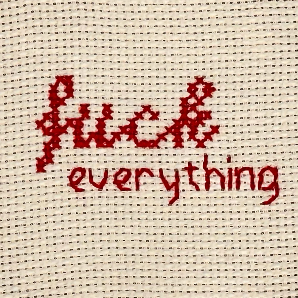 mini-ricamo-fuck-everything-bianco-rosso-dettaglio